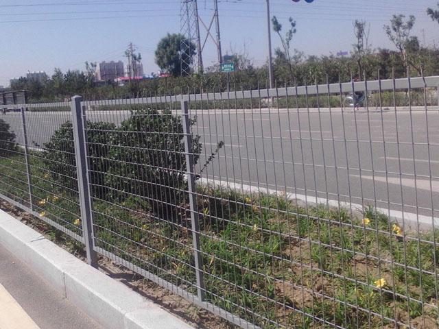 公路護(hù)欄網(wǎng)