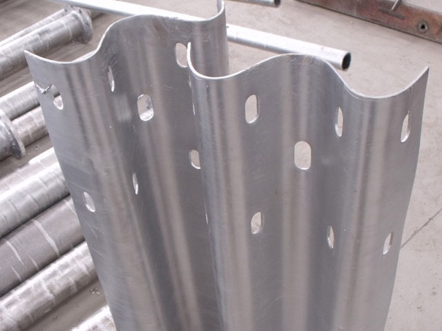 鍍鋅護(hù)欄板